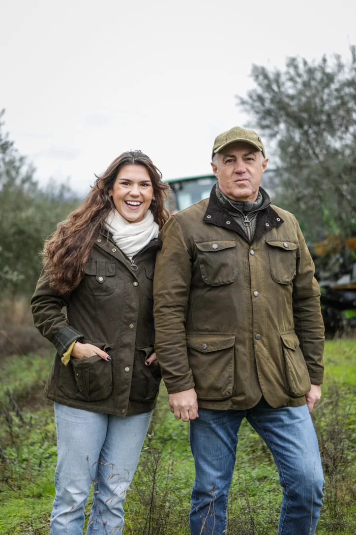 Dois membros da família Sá Morais Castro no olival.